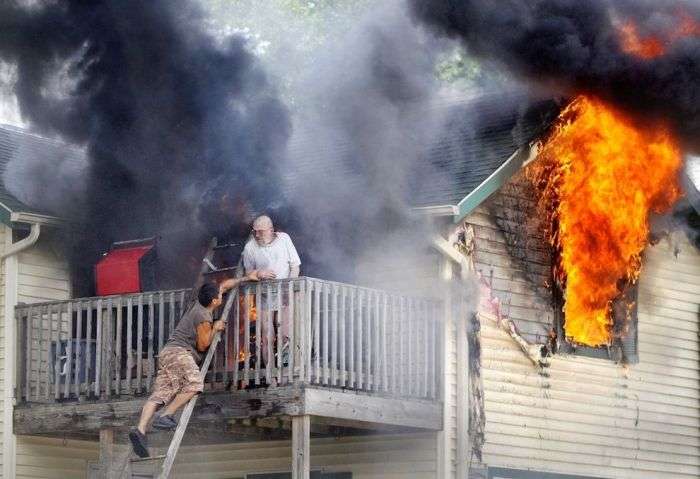 Кадри порятунку чоловіка з балкона палаючого будинку (5 фото)