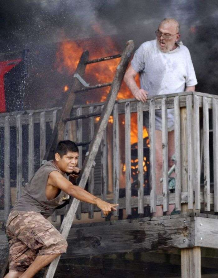 Кадри порятунку чоловіка з балкона палаючого будинку (5 фото)