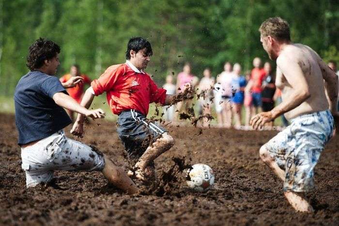 Чемпіонат Росії з футболу на болотах (22 фото)