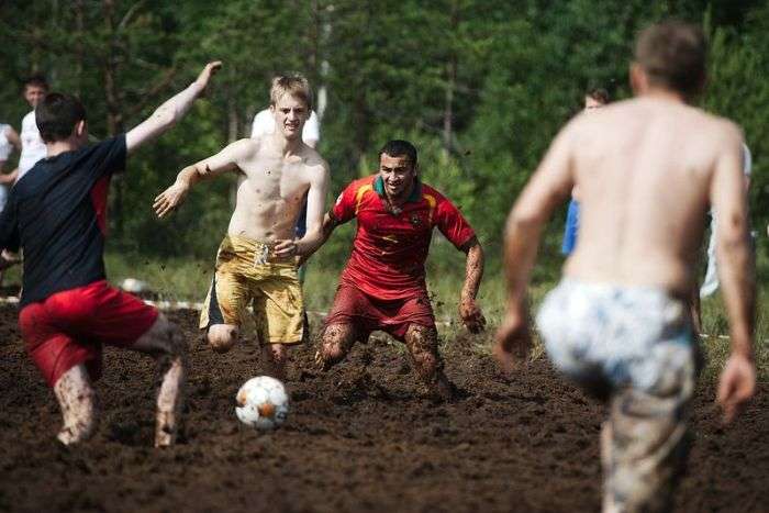 Чемпіонат Росії з футболу на болотах (22 фото)