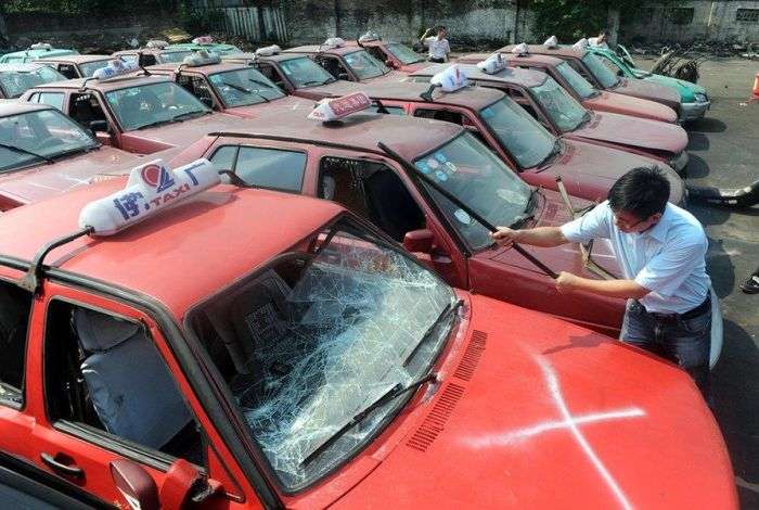 Як китайські таксисти борються з нелегалами (7 фото)