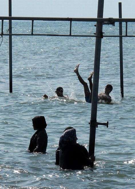 Жінки на пляжах Ірану (5 фото)