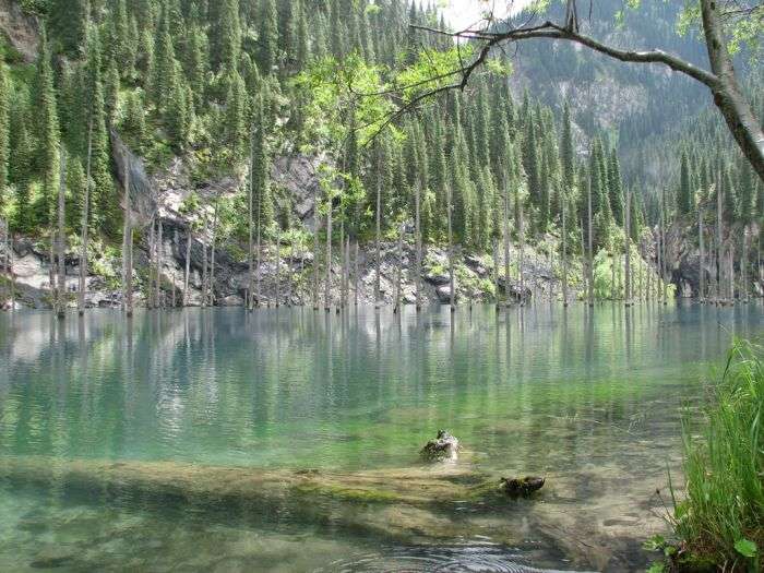 Незвичайне озеро в Казахстані (9 фото)