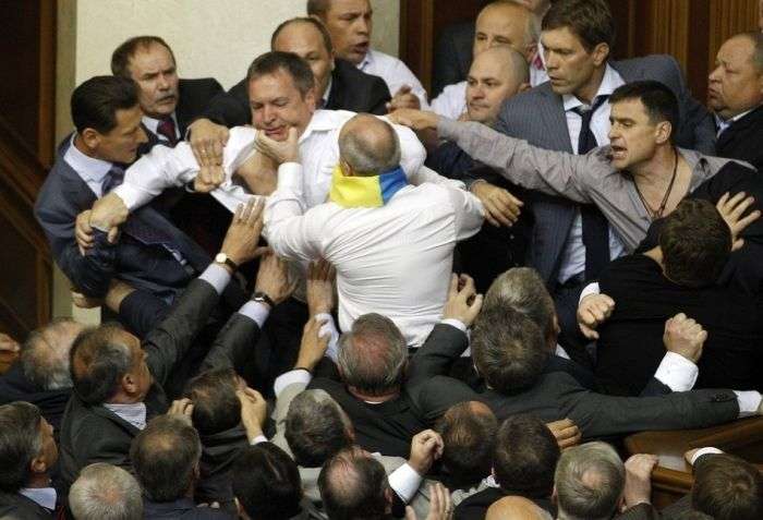 Масові бійки в українському парламенті (12 фото)