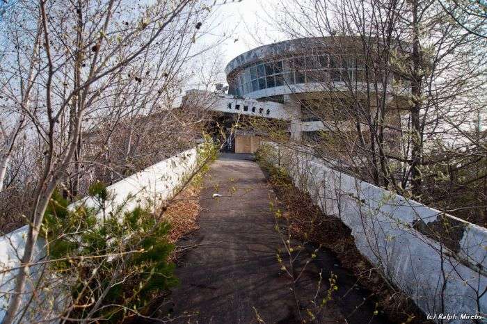 Покинутий музей вулканології в Японії (39 фото)