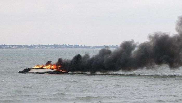Дорога яхта згоріла дотла при першому спуску на воду (4 фото)