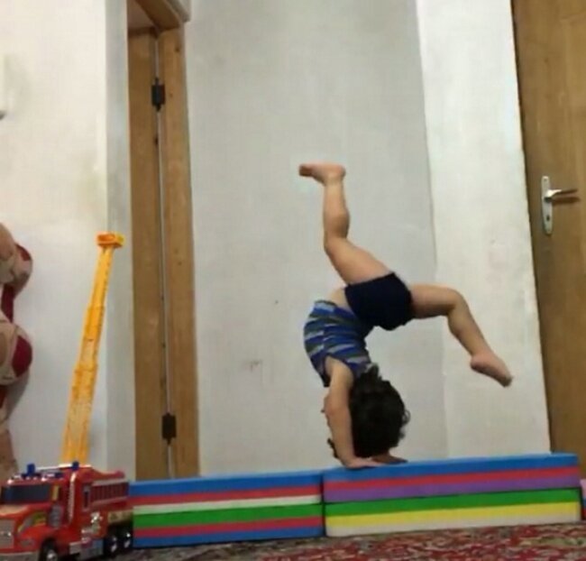 Двухлетний гимнаст покорил Инстаграм своими трюками   Интересное