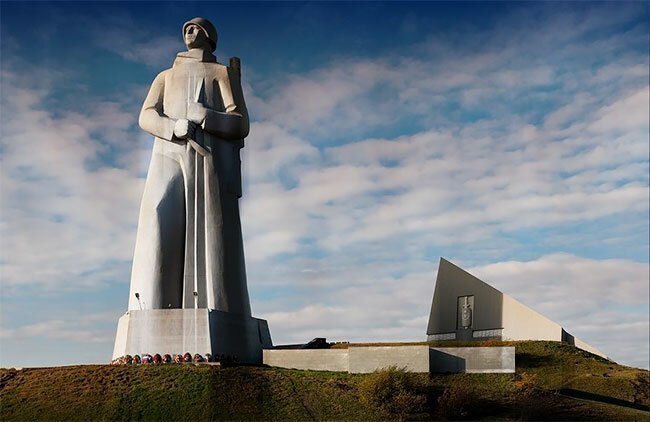 Памятник защитникам Заполярья поражает туристов   Интересное