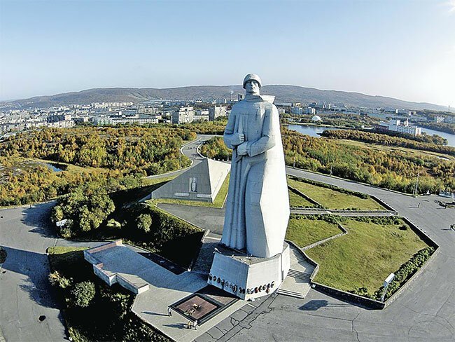 Памятник защитникам Заполярья поражает туристов   Интересное