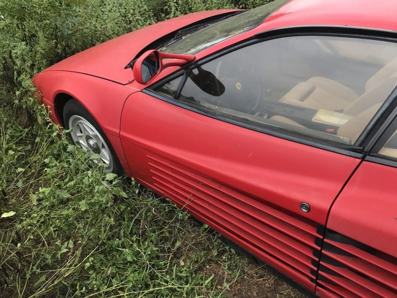 Частную коллекцию суперкаров Ferrari оставили гнить в поле   Интересное