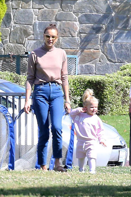 В перерывах между съемками: Ирина Шейк с дочерью Леей на прогулке в Лос-Анджелесе Звездные дети