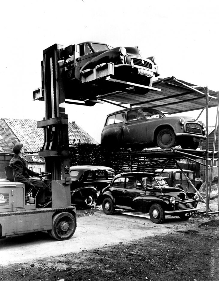 Экономия пространства: удивительные винтажные фотографии вертикальных парковок в 1920-х - 1950-е годах 