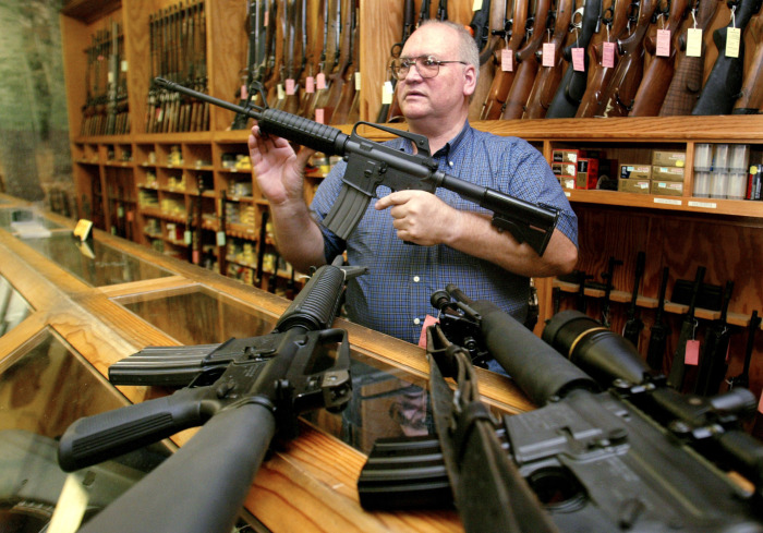 Почему многие американцы держат огромное количество оружия в своем жилище огнестрельное оружие,США