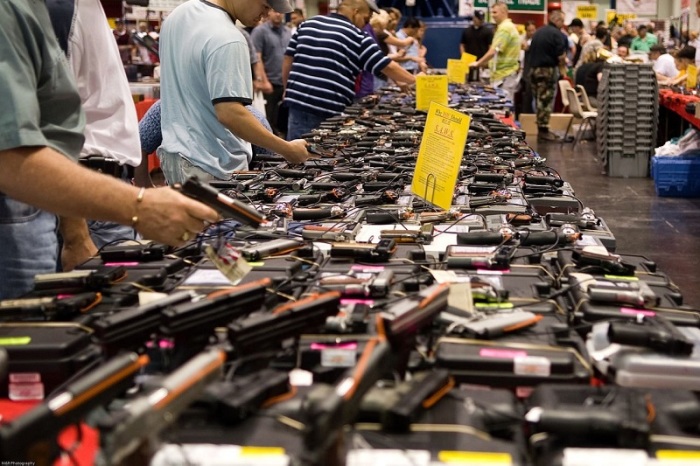 Почему многие американцы держат огромное количество оружия в своем жилище огнестрельное оружие,США