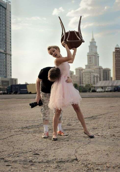 Фотожаба: Фотограф і дівчина зі стільцем (25 фото)