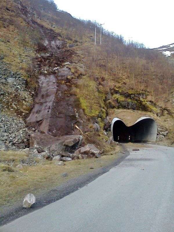 Ледь ухилився від каменя (3 фото)