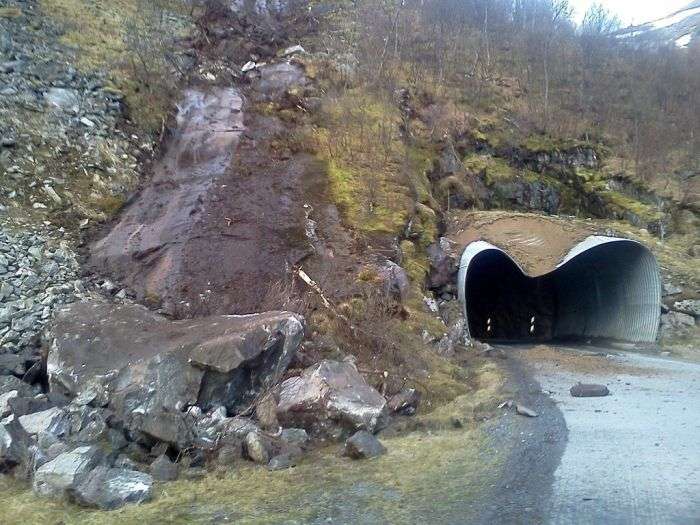 Ледь ухилився від каменя (3 фото)