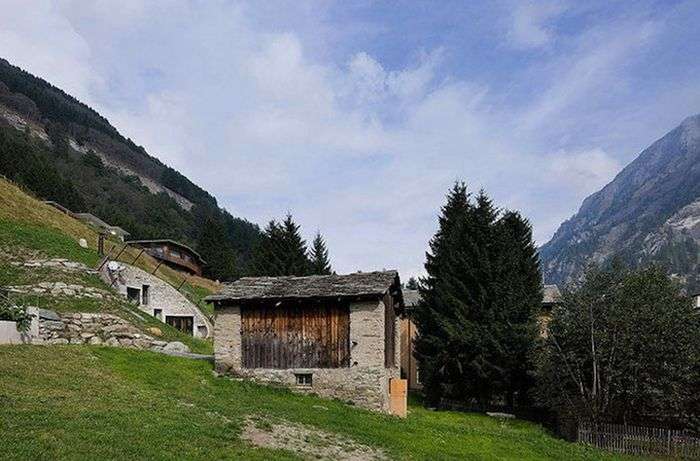 Будинок всередині гори в швейцарських Альпах (19 фото)