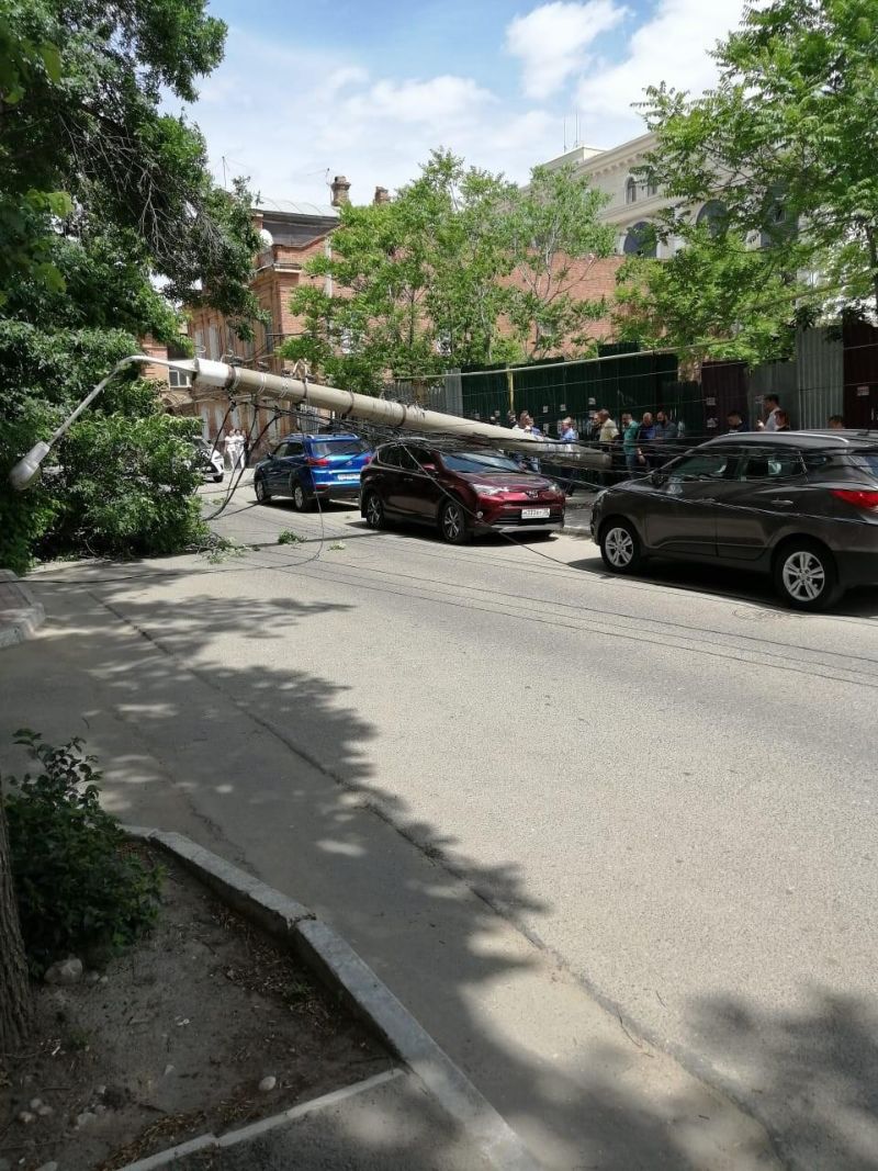 В Астрахани фонарные столбы по неизвестной причине рухнули на машины МиР