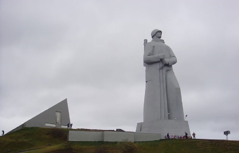 Памятник защитникам Заполярья поражает туристов   Интересное